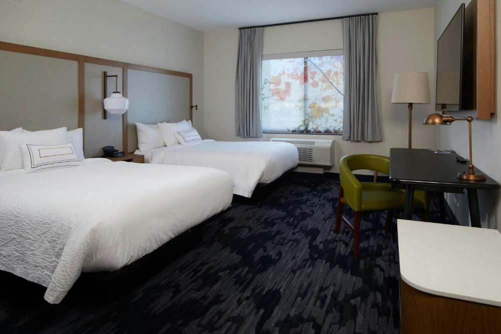 Queen Room with Two Queen Beds - Hearing Accessible interior